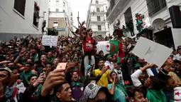 Para pengunjuk rasa berteriak ketika berdemonstrasi di Aljir, Aljazair, Jumat (19/4). (REUTERS/Ramzi Boudina) Demonstrasi berlangsung damai. (REUTERS/Ramzi Boudina)