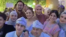 Verrell yang kini menjadi anggota DPR pun tampak gagah. Ia pun berfoto bersama rekan-rekan lainnya yang hadir di acara tersebut seperti Raffi Ahmad, Nagita Slavina, hingga Aurel Hermansyah. [@bramastavrl]