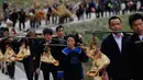Orang-orang dari etnis minoritas Miao membawa persembahan ketika mereka menghadiri upacara pengorbanan untuk dewa gunung di Jianhe di provinsi Guizhou barat daya China (15/4). (AFP Photo/China Out)