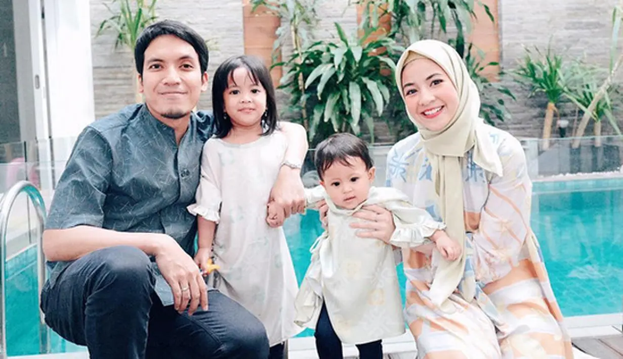 Pasangan selebriti Natasha Rizki dan Desta telah di karuniai dua orang anak. Kini, pasangan yang menikah sejak 21 April 2013 itu kembali program anak ketiga. Natasha berharap dikasih momongan kembali sebelum usianya 25 tahun. (Instagram/natasharizkynew)