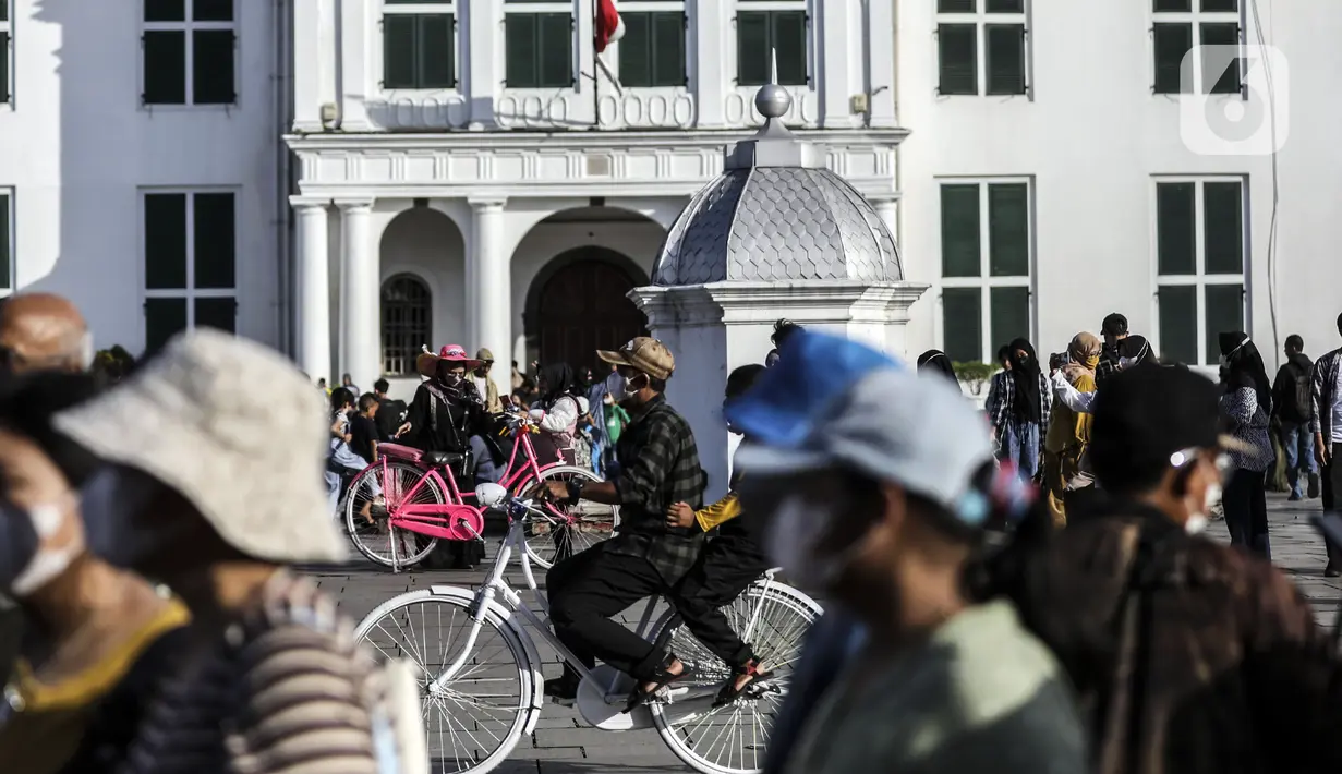 <p>Warga bersepeda saat menikmati libur Lebaran di kawasan Kota Tua, Jakarta, Sabtu (7/5/2022). Akhir libur Idul Fitri, sejumlah kawasan wisata di Jakarta dipadati pengunjung untuk menghabiskan masa liburannya bersama keluarga dan Kota Tua masih menjadi salah satu destinasi wisata yang digemari warga DKI Jakarta dan sekitarnya. (Liputan6.com/Johan Tallo)</p>