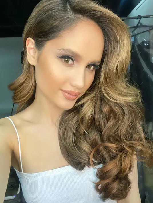 Terkait nominasi tersebut, Cinta merasa senang dan pastinya juga bersyukur. Namun ia mengatakan masih banyak perempuan cantik lainnya di luar sana yang masih belum ter-ekspose. (Instagram/Claurakiehl)