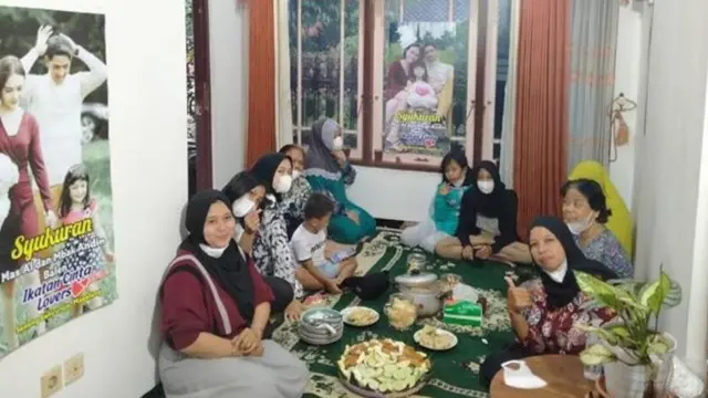 8 Potret Absurd Ibu-Ibu Kalau Lagu Kumpul Bareng Ini Bikin Geleng Kepala