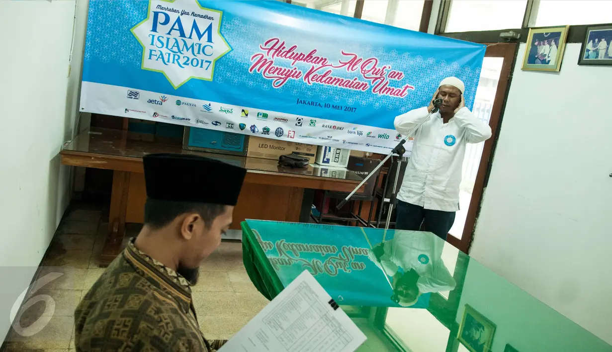 Seorang peserta mengikuti lomba adzan dalam acara PAM Islamic Fair 2017 di Jakarta, Rabu (10/5). Tujuan pelaksanaan PIF ini untuk meningkatkan pengetahuan karyawan mengenai agama islam. (Liputan6.com/Gempur M Surya)