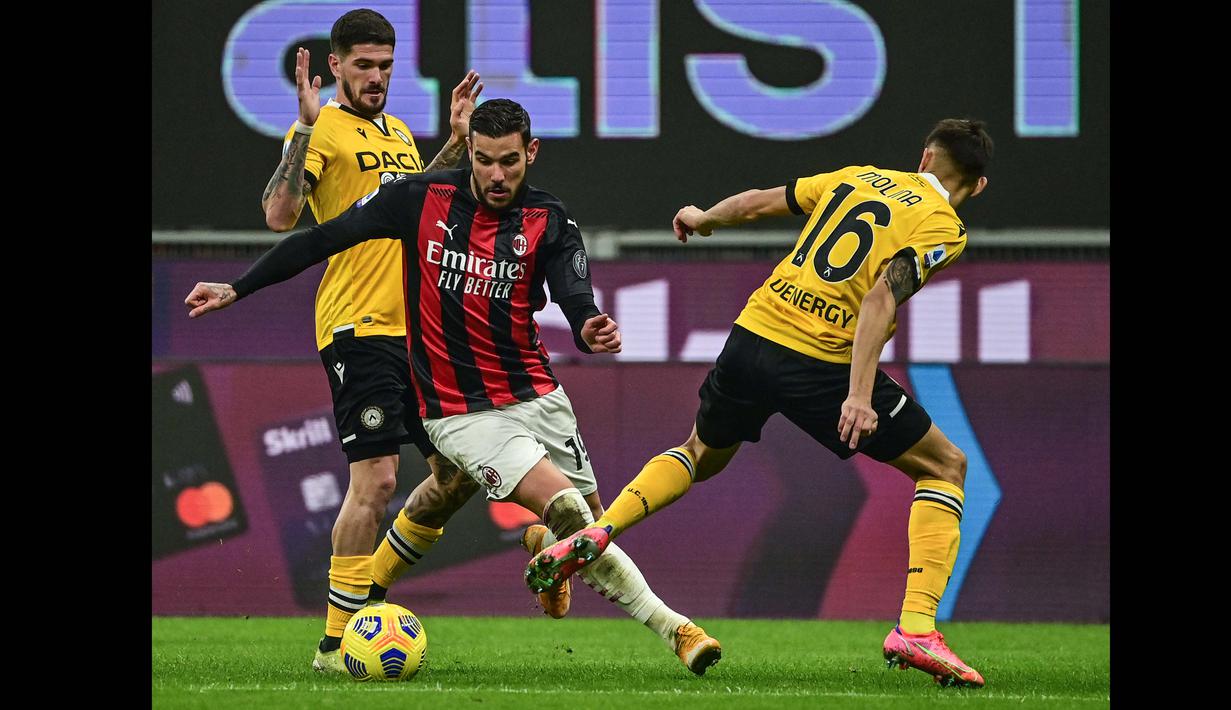 Bek berusia 23 tahun milik AC Milan, Theo Hernandez (tengah) merupakan pemain dengan ketarampilan menonjol dalam dua tahun terakhir di Serie A. Theo memiliki kemampuan menguasai bola dan umpan yang bagus dengan statistik 66 kali tampil, 13 gol, dan 11 assist. (Foto: AFP/Miguel Medina)