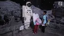 Anak-anak Panti Asuhan Rumah Amalia melihat replika kostum astronot saat mengikuti wisata edukasi di wahana Skyworld TMII, Jakarta, Minggu (25/8/2019). Kegiatan tersebut untuk mengenalkan dunia antariksa sejak dini kepada anak-anak. (Liputan6.com/Faizal Fanani)