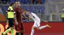 Pemain Roma, Radia Nainggolan kecewa saat timnya kebobolan lewat gol Mauro Icardi pada lanjutan Serie A di Olympic Stadium, Roma (26/8/2017). Inter menang 3-1. (AP/Andrew Medichini)