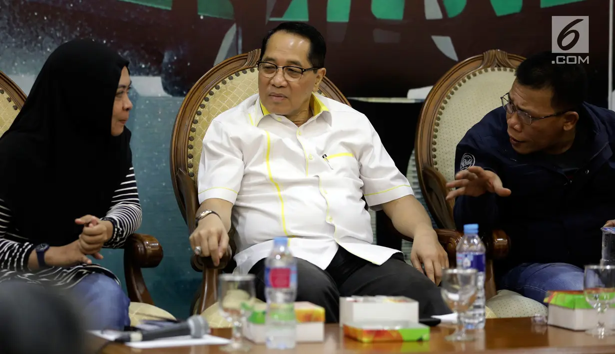 Bacaleg PAN yang juga mantan napi korupsi, Waode Nurhayati (kiri) bersama anggota Fraksi Golkar Firman Soebagyo (tengah) dan anggota F-PDIP DPR RI Masinton Pasaribu (kanan) saat diskusi Forum Legislasi di Jakarta, Selasa (31/7). (Liputan6.com/JohanTallo)