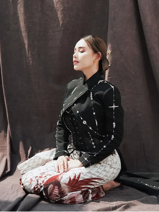 Makeup glam Amanda Manopo saat Hari Kartini dibalut kebaya. [@winstongomez]