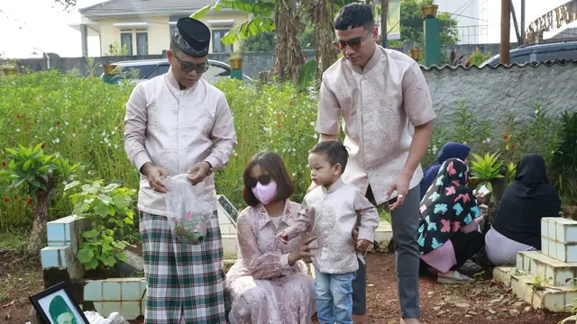 [Fimela] Keluarga Haji Faisal