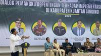 Bupati Kabupaten Kuantan Singingi Suhardiman Amby menjelaskan tentang Perda Adat. (Liputan6.com/M Syukur)