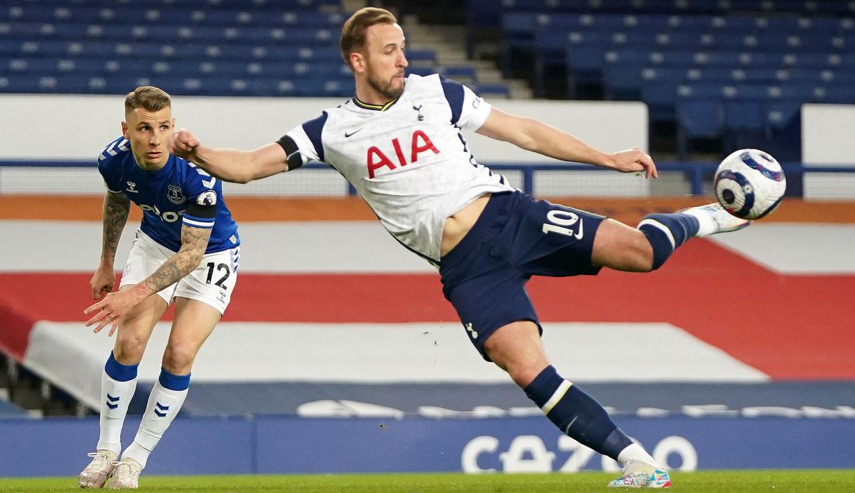 Harry Kane (Tottenham) - Pemain terakhir untuk melengkapi tim impian ini adalah Kane. Ujung tombak The Lilywhites ini mampu mengoleksi poin 7,79 dari Whoscored karena ia mampu melesatkan 23 gol dan 14 assit, merupakan yang terbanyak di Premier League musim ini. (Foto: AFP/Pool/Jon Super)