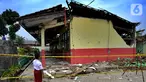 Siswa melihat bangunan sekolah yang ambruk di SDN Malangnengah II di Kampung Jaha, Desa Malang Negah, Kec. Pangedagang, Kabupaten Tangerang, Banten, Rabu (13/11/2019). Tiga ruang kelas di SD itu roboh akibat kontur tanah di lingkungan sekolah yang ambles karena hujan. (merdeka.com/Arie Basuki)
