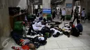 Umat muslim dari berbagai daerah sedang beristirahat usai menjalankan salat Subuh di Masjid Istiqlal, Jakarta, Jumat (4/10). Mereka rencananya akan bergabung dengan sejumlah Ormas Islam untuk melakukan unjuk rasa. (Liputan6.com/Johan Tallo)