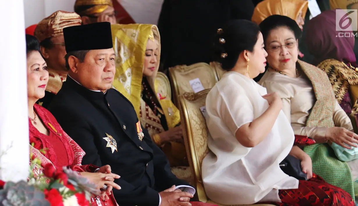 Presiden RI ke-6 Susilo Bambang Yudhoyono dan Ani Yudhoyono duduk dalam satu shaf dengan Presiden ke-5 RI Megawati Soekarnoputri saat Yudhoyono menghadiri upacara peringatan kemerdekaan di Istana Merdeka, Jakarta, Kamis (17/8). (Liputan6.com/Pool)