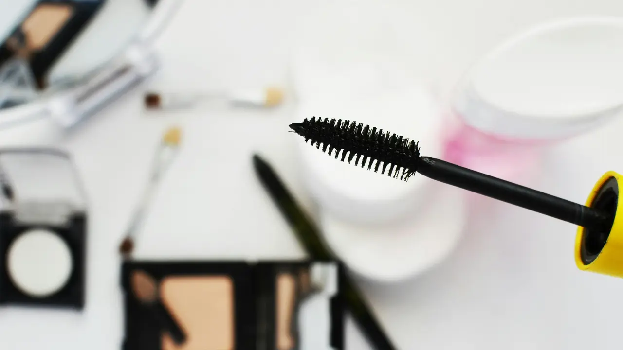 Tips agar Maskara Tidak Mudah Luntur (photo by pexels.com)