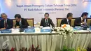 Dirut BRI, Asmawi Syam (tengah) saat menghadiri RUPST 2016, Jakarta, Rabu (23/3). RUPST BRI 2015 telah menetapkan penggunaan laba bersih BRI Tahun Buku 2015 untuk dividend pay-out ratio sebesar 30% dari laba bersih 2015 (Liputan6.com/Immanuel Antonius)