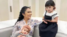 Melalui akun Instagram, baru-baru ini Krisdayanti mengunggah momen bersama kedua cucunya. Kebersamaan KD dengan Ameena dan Azura ini pun langsung curi perhatian netizen. (Liputan6.com/IG/@krisdayantilemos)