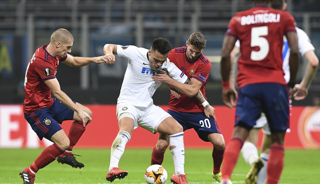 Aksi Lautaro Martinez pada leg 2, babak 16 besar Liga Europa yang berlangsung di stadion Giuseppe Meazza, Milan, Jumat (22/2). Inter Milan menang 4-0 atas rapid Wien. (AFP/Miguel Medina)