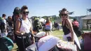 Dua wanita mengenakan kaca mata saat tiba di hari pertama Festival Glastonbury di Worthy Farm di Somerset, Inggris, Rabu (22/6/2022). Lebih dari 200.000 penggemar musik dan megabintang Paul McCartney, Billie Eilish, dan Kendrick Lamar turun ke pedesaan Inggris minggu ini saat Festival Glastonbury kembali setelah festival jeda tiga tahun. (Yui Mok/PA via AP)