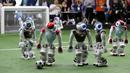 Pemain sepak bola robot menggiring bola dalam pertandingan RoboCup Asia-Pacific Tianjin Invitational Tournament 2019 di Tianjin, China, Jumat (17/5/2019). Kompetisi robot sepak bola ini merupakan bagian acara World Intelligent Congress. (REUTERS/Jason Lee)