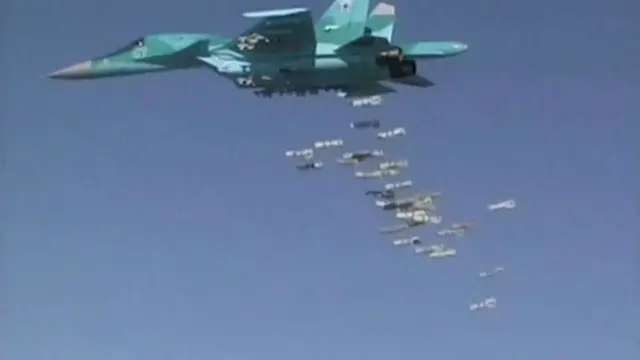 Sukhoi Su-34 milik Rusia menjatuhkan bom di Deir ez-Zor, Suriah
