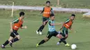 Pemain Timnas Indonesia U-22, Gian Zola, menggiring bola saat latihan di Lapangan ABC, Senayan, Jakarta, Jumat (11/1). Latihan sekaligus seleksi pemain ini untuk persiapan turnamen Piala AFF U-22. (Bola.com/M Iqbal Ichsan)