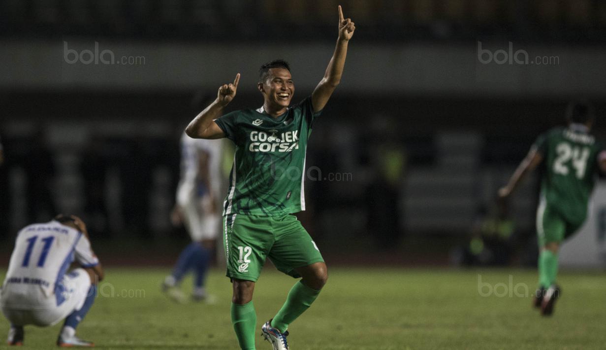 Bek PSMS, Wanda Syahputra, merayakan gol yang dicetak Dimas Drajad ke gawang PSIS pada laga semifinal Liga 2 2017 di Stadion GBLA, Bandung, Sabtu (25/11/2017). PSMS menang 2-0 atas PSIS. (Bola.com/Vitalis Yogi Trisna)