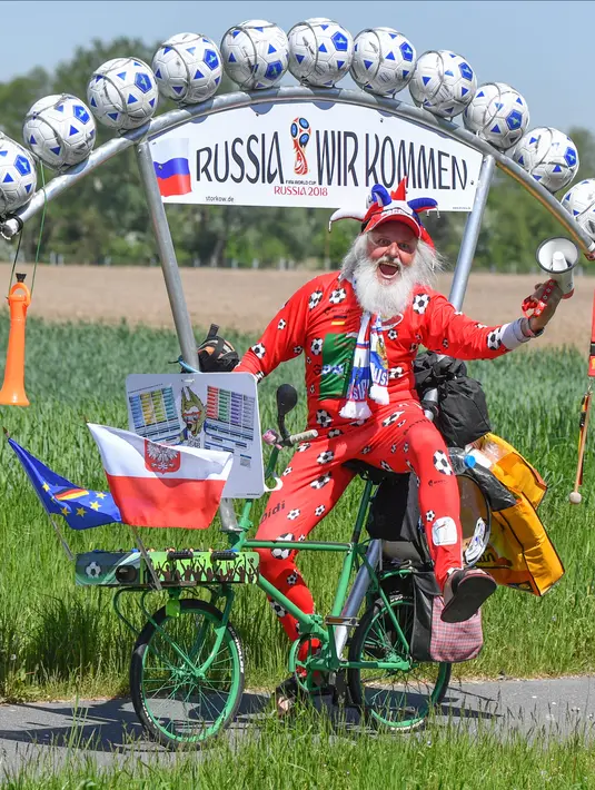 Perancang sepeda asal Jerman, Dieter Senft atau Didi the Devil saat mengendarai sepeda unik buatannya di Briesen, Jerman Timur, Senin (7/5). Aksi itu dia lakukan untuk mempromosikan Piala Dunia 2018. (Patrick Pleu/dpa/AFP)