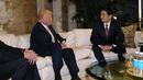 PM Jepang Shinzo Abe berbincang dengan Presiden AS terpilih Donald Trump di Trump Tower di Manhattan, New York, AS (17/18). Shinzo Abe Menjadi pemimpin asing pertama yang bertemu dengan Donald Trump. (Cabinet Public Relations Office/HANDOUT via Reuters)