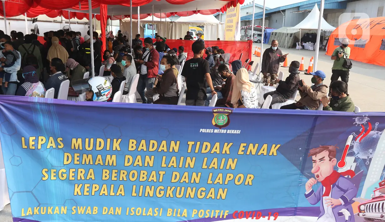 Pengendara motor mendaftar tes Swab antigen di pos pemeriksaan kesehatan, Cikarang, Kabupaten Bekasi, Sabtu (22/5/2021). Ada 14 orang dari 4.406 pengendara motor yang terindikasi positif COVID-19 berdasarkan tes Swab antigen pada arus balik tanggal 16-22 Mei 2021. (Liputan6.com/Herman Zakharia)