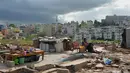 Dua warga duduk di samping puing reruntuhan permukiman kumuh di Banglore, India, 24 Juli 2018. Banyak warga miskin India bermigrasi ke kota-kota besar untuk mencari pekerjaan. (MANJUNATH KIRAN/AFP)