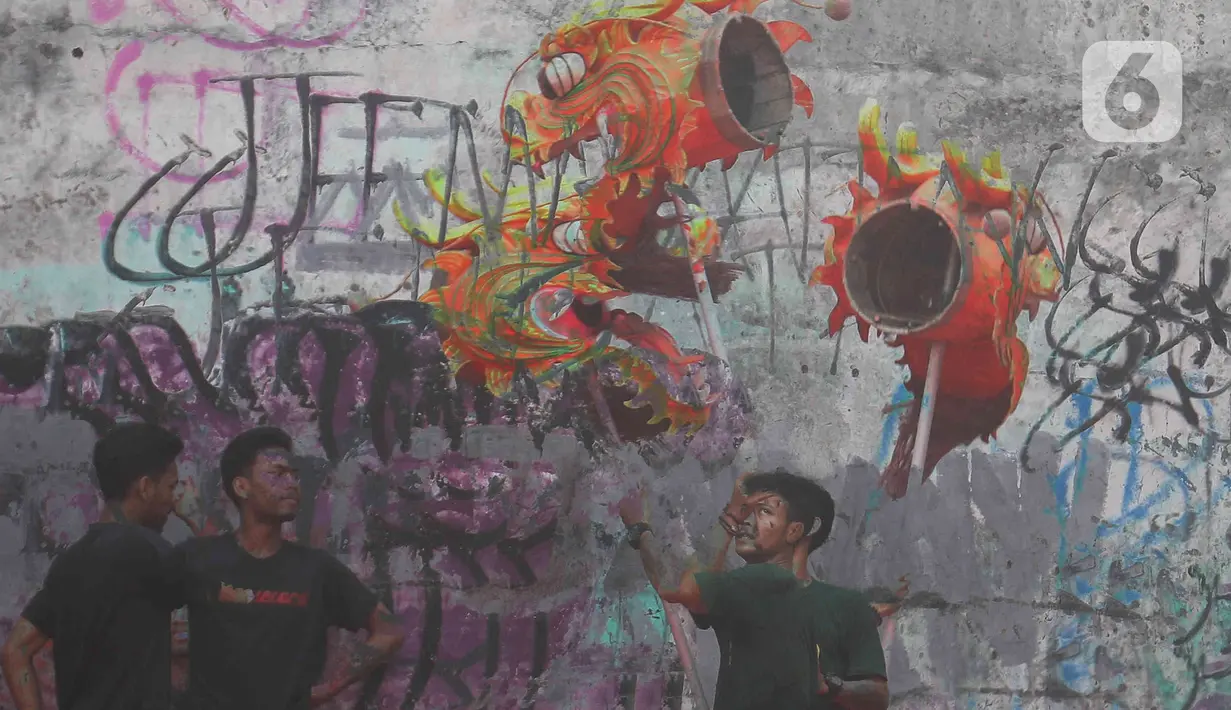 Pemain dari kelompok barongsai Naga Merah Putih Bogor bersiap melakukan latihan dengan Liong di kawasan Babakan Pasar, Kota Bogor, Jawa Barat, Rabu (11/1/2023). Latihan tersebut  untuk mempersiapkan penampilan menyambut Tahun Baru Imlek. (Liputan6.com/Herman Zakharia)