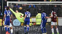 Kiper Chelsea, Thibaut Courtois, gagal menepis bola tendangan bebas pemain Burnley, Robbie Brady, pada laga lanjutan Premier League, di Turf Moor Stadium, Minggu (12/2/2017). (AFP/Oli Scarff). 