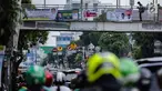 Warga melintasi jembatan penyeberangan orang (JPO) yang terdapat alat peraga kampanye (APK) di Mampang, Jakarta, Rabu (27/2). APK masih menghiasi JPO meski KPU telah melarang pemasangan di sarana dan prasarana publik. (Liputan6.com/Faizal Fanani)