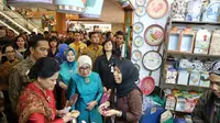 Iriana Jokowi Borong Kerajinan Tradisional di Inacraft 2017