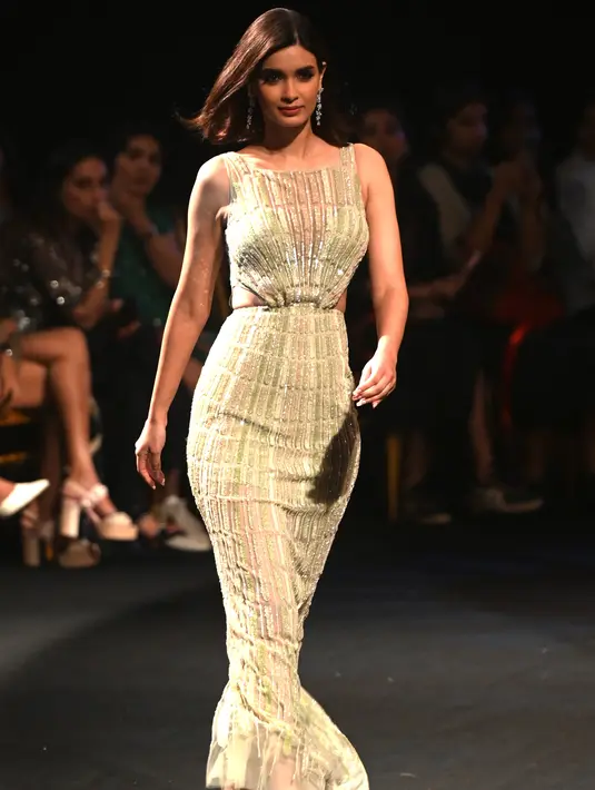 Aktris Bollywood Diana Penty berjalan di catwalk mempersembahkan kreasi desainer Pallavi Mohan pada hari pertama FDCI x Lakme Fashion Week di Mumbai pada 12 Oktober 2022. Diana Penty lahir tanggal 2 November 1985 di Mumbai, India. (AFP/Punit Paranjpe)