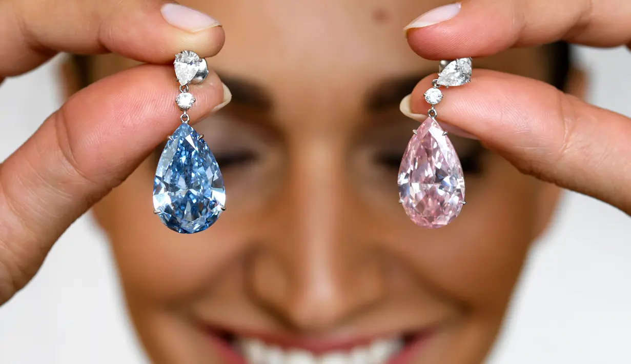 Model memperlihatkan sepasang anting berlian Apollo dan Artemis dalam pratinjau pers oleh Balai lelang Sotheby’s di Jenewa, 11 Mei 2017. Sepasang anting berlian itu terjual dengan rekor harga tertinggi sekitar Rp763 miliar. (Fabrice COFFRINI/AFP)
