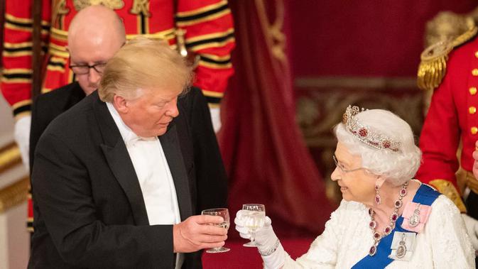 Presiden AS, Donald Trump bersama Pemimpin Monarki Britania Raya dan Persemakmuran, Ratu Elizabeth II bersulang saat jamuan dan makan malam kenegaraan di Istana Buckingham (4/6/2019) (POOL PHOTO)