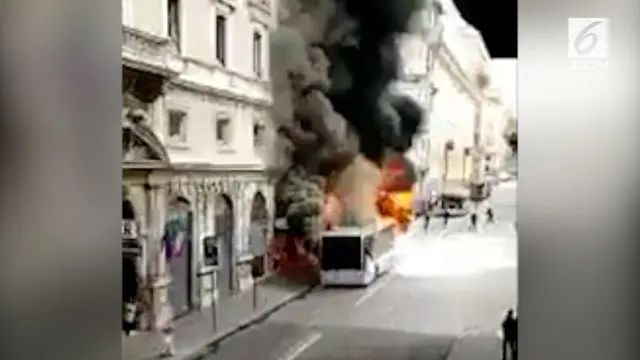 VIDEO: Bus Hangus Terbakar di Pusat Kota Roma