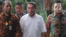Gubernur Aceh Irwandi Yusuf dengan pengawalan petugas tiba di Gedung KPK, Jakarta, Rabu (4/7). Tim penindakan KPK menemukan uang sebesar Rp500 juta yang diduga untuk diberikan ke Irwandi.  (Merdeka.com/Dwi Narwoko)