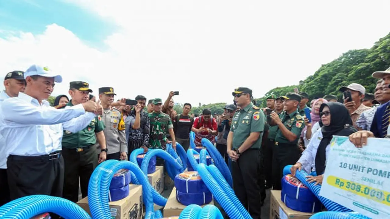 Kementerian Pertanian menyalurkan 3.700 unit mesin pompa air pada sentra-sentra produksi beras di Provinsi Jawa Timur.