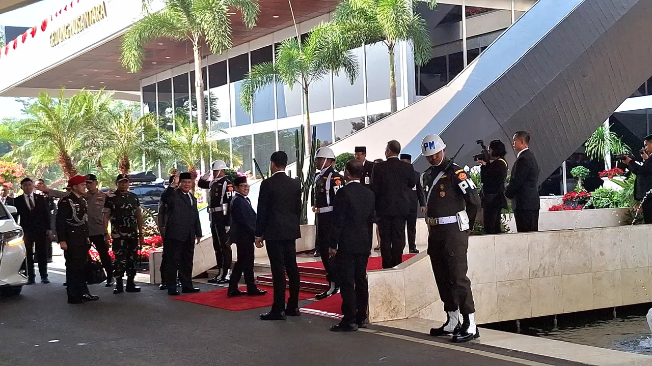 Menteri Pertahanan (Menhan) Prabowo Subianto menghadiri Sidang Tahunan MPR RI dan Sidang Bersama DPR dan DPD RI di Gedung Parlemen Jakarta, Rabu (16/8/2023). Prabowo datang berbarengan dengan Wakil Ketua DPR RI sekaligus Ketua Umum Partai Kebangkitan Bang