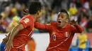 Pemain Peru, Raul Ruidiaz (kiri) merayakan gol yang dicetaknya ke gawang Brasil pada laga Copa America Centenario. Pada babak perempat final, Peru akan bertemu dengan Kolombia. (AFP/Timothy A. Clary)