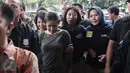 Tersangka pembunuhan Wayan Mirna Salihin, Jessica Kumala Wongso tertunduk lesu saat tiba di Kejari Jakarta Pusat, Jumat (27/5). Setelah pemeriksaan, Jessica akan dibawa ke Rutan Pondok Bambu hingga persidangan kasusnya dimulai (Liputan6.com/Faizal Fanani)
