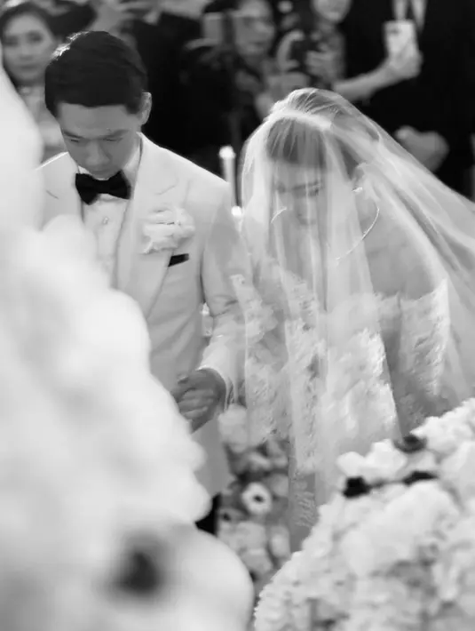 Gaun putih tersebut dibuat oleh Zuhair Murad. Valencia pun nampak semakin anggun dengan veil panjang berbordir yang disematkan disanggul modernnya. Credit @lxemoments