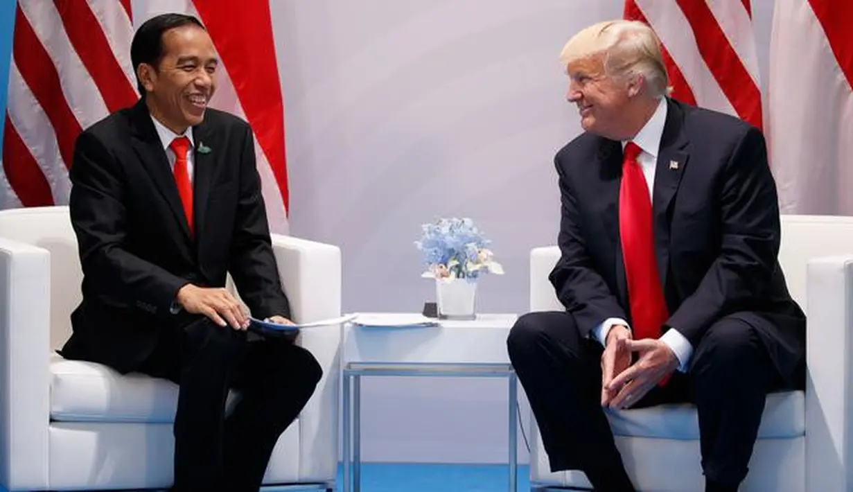 Presiden AS Donald Trump dan Presiden RI, Joko Widodo berbincang saat bertemu di sela-sela KTT G20 di Hamburg, Jerman, (8/7). Sejumlah pemimpin negara berkumpul dalam KTT G20 pada 7-8 Juli 2017. . (AP Photo/Evan Vucci)