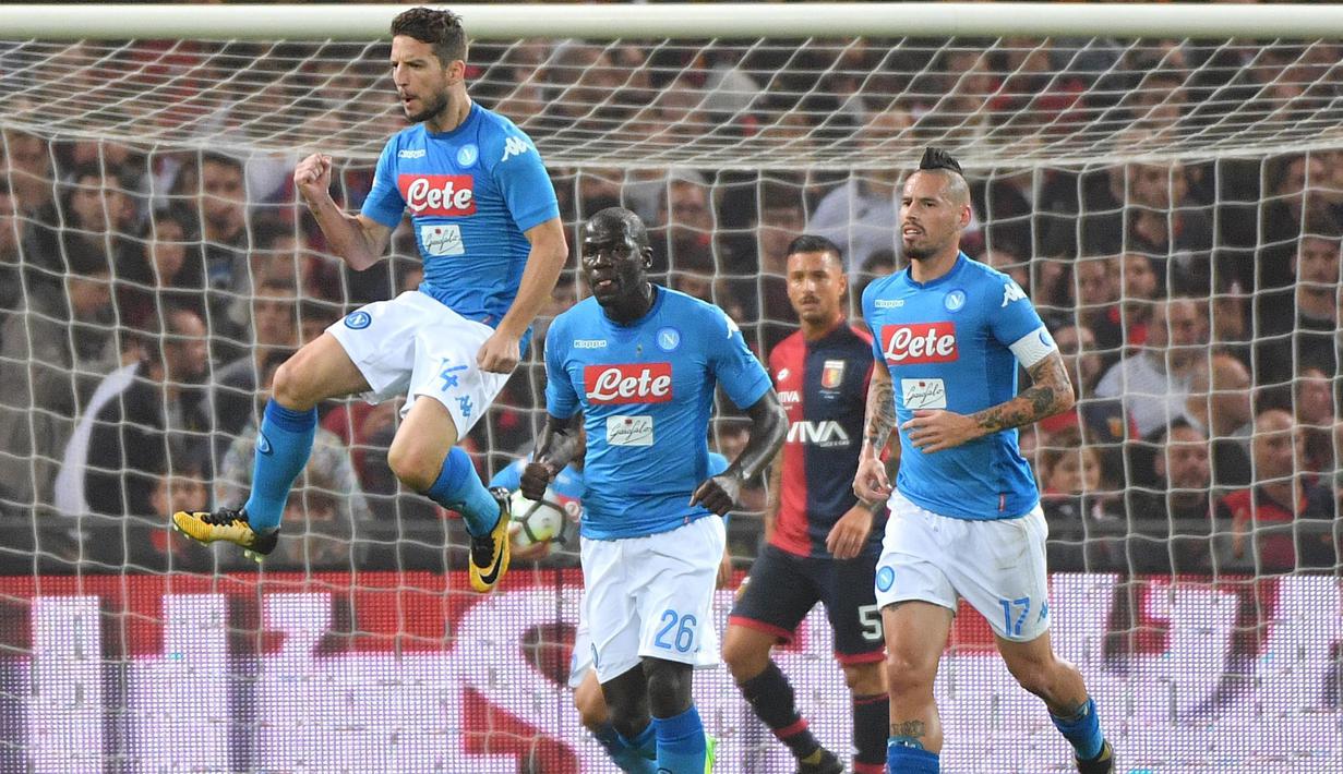 Pemain Napoli, Dries Mertens merayakan golnya ke gawang Genoa pada lanjutan Serie A di Luigi Ferraris stadium, Genoa, (25/10/2017). Napoli menang 3–2. (Luca Zennaro/ANSA via AP)