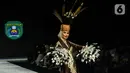 Model membawakan busana kain rancangan karya LIA AFIF fashion desainer berkolaborasi dengan Pemkab Kutai Timur pada Indonesia Fashion Week 2022 di Jakarta Convention Center, Rabu (13/4/2022). Perhelatan Indonesia Fashion Week kembali digelar mulai 13-17 April 2022. (Liputan6.com/JohanTallo)