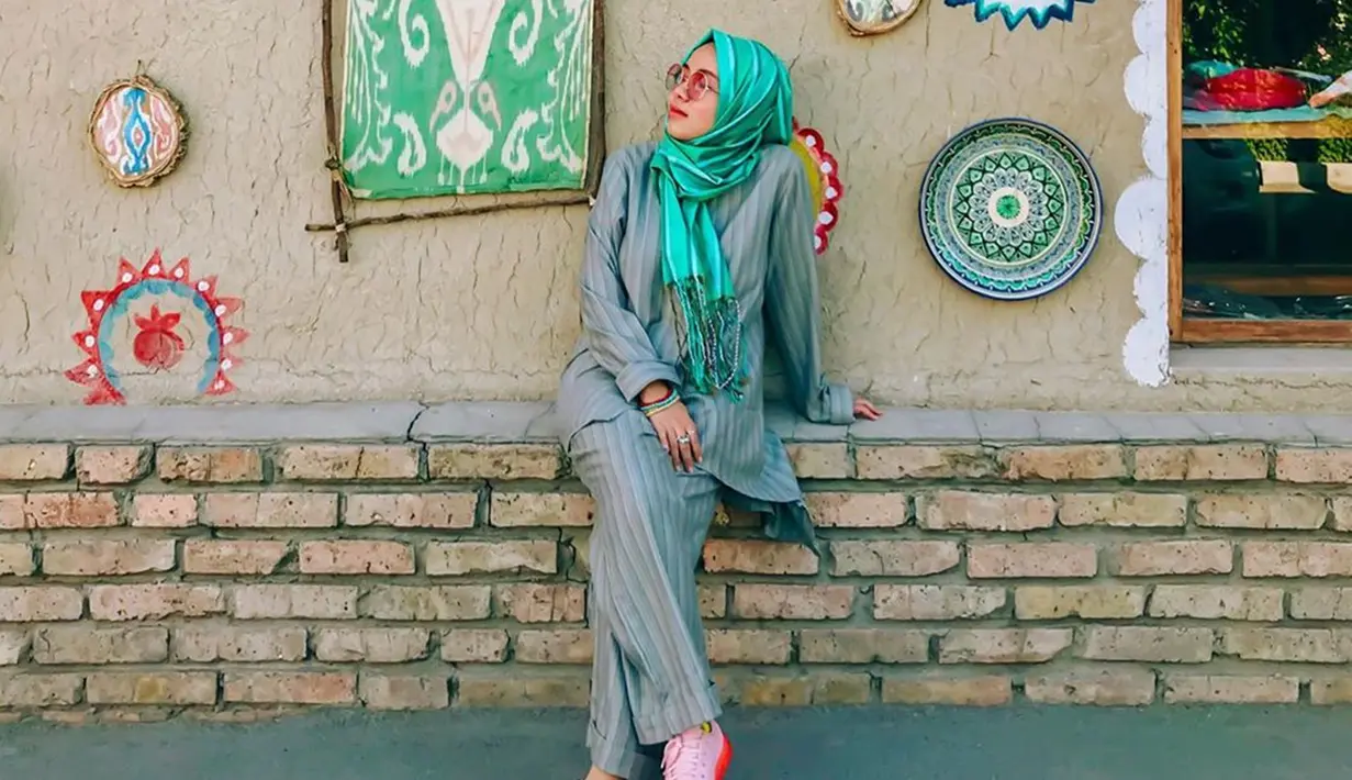 Saat dirinya tengah berlibur di Uzbekistan, gaya OOTD adik Atta Halilintar pun terlihat kasual. Dirinya pun memilih mengenakan busana berwarna hijau dan dipadukan dengan sneakers berwarna pink. (Liputan6.com/IG/@sohwahalilintar)